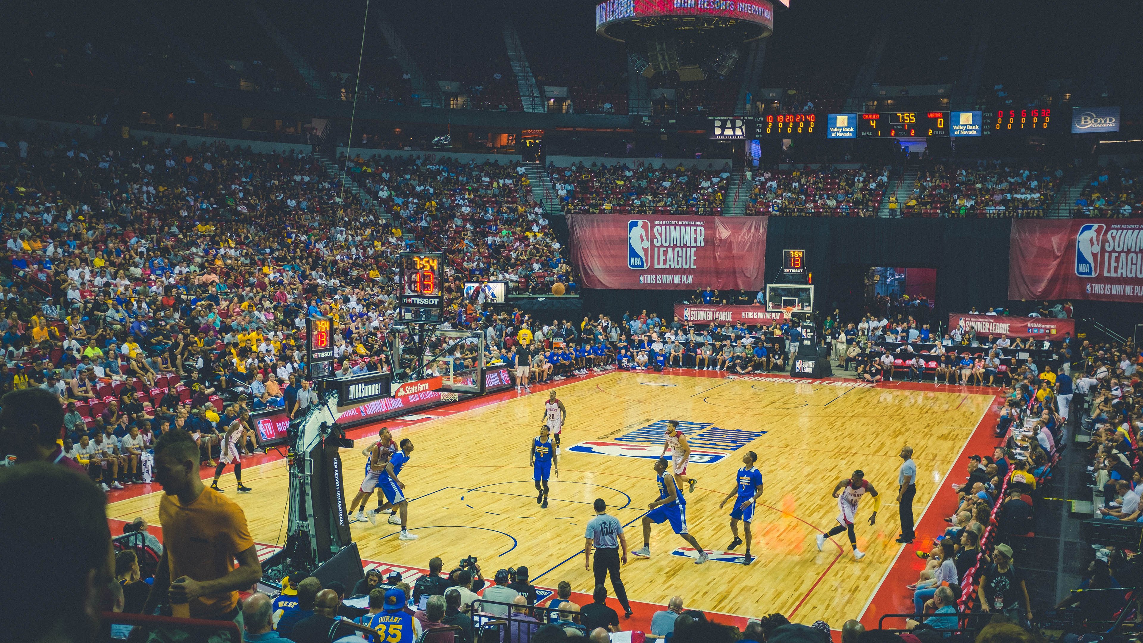 高校篮球联赛影响力逐步扩大，大学生体育热情高涨，大学篮球赛事